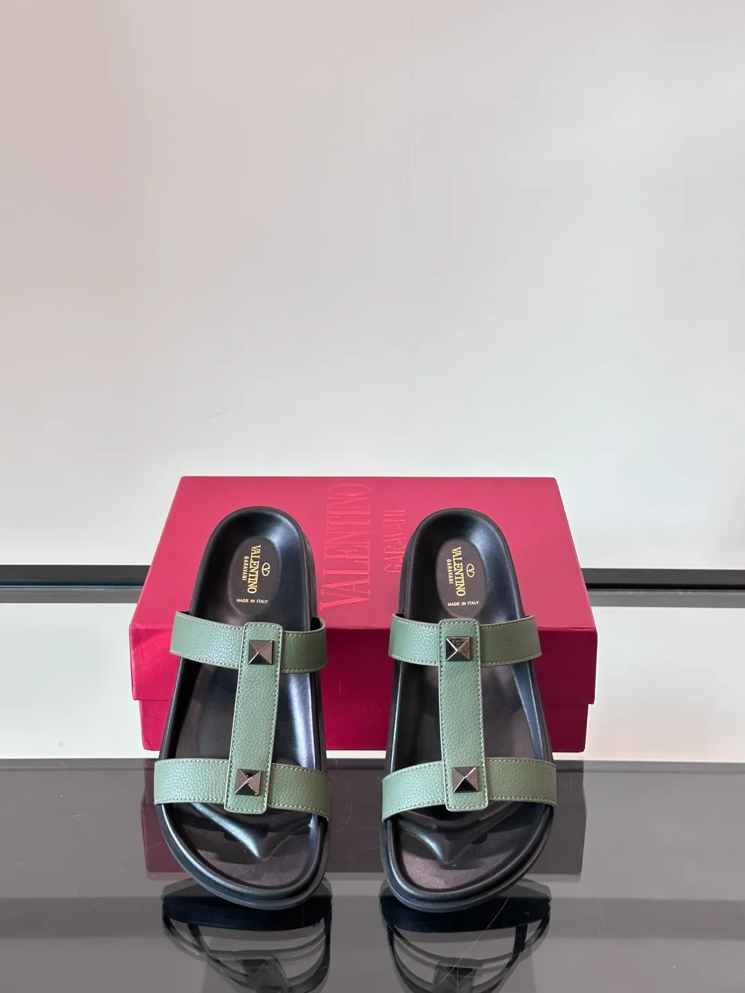 Men's shoes 💰p320 "VALENTINO" Valentino Men's 🧍‍♂️ Spring and summer new style metal rivet flat slippers, elegant sandals, the same style worn by celebrities, original molding, imported calfskin. Rubber outsole. Soft and durable, full set of counter packaging size: 39-44 (customized at 38.45.46)